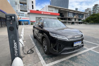 Con un cargador estándar al BYD Yuan Pro le toma seis horas llegar al 100%