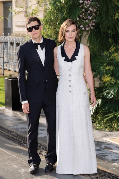 Con un chaleco largo en tweed de Chanel con botones joya y solapas en contraste en negro, Keira Knightley llegó al museo acompañada por su marido, el músico británico James Righton.