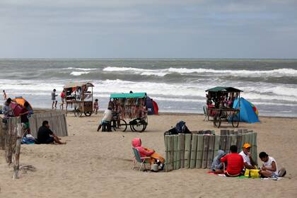 Con un clima casi otoñal, la tarde en la playa de Pinamar tuvo pocos turistas