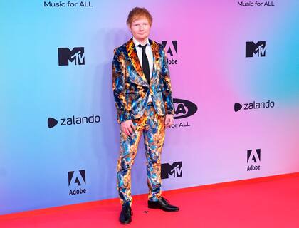 Con un colorido traje metalizado, Ed Sheeran también dijo presente en los premios MTV Europe Music Awards
