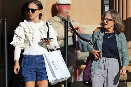 Con un cómodo atuendo y anteojos de sol, Natalie Portman paseó junto a su madre en una excursión que incluyó una visita a la Galería de Arte NSW de Sydney, en Australia