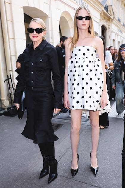 Con
un conjunto en denim negro, la
actriz Naomi Watts asistió con
su hija Kai (fruto de su anterior
matrimonio con Liev Schreiber),
vestida con un strapless corto
con lunares.