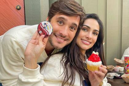 Con un cupcake, Renata aprovechó para celebrar su cumpleaños en Disneyland, acompañada por Diego y la familia de ambos. La modelo cumplió 27 años el 2 de enero.