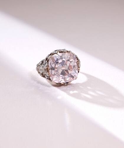 Con un diamante rosa claro de talla brillante antigua de 13,86 quilates, la pieza presenta una montura adornada con diamantes de talla antigua y talla rosa que perteneció a la princesa otomana Neslishah Sultan (1921–2012)