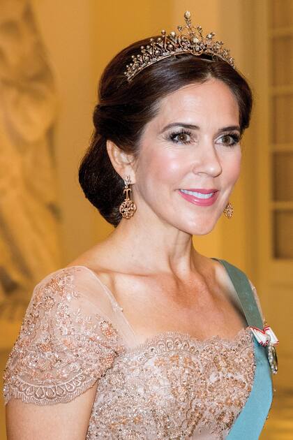 Con un diseño de estilo eduardiano, la tiara está elaborada en oro y plata de 14 kilates con pequeños rubíes redondos, diamantes y espinelas. 