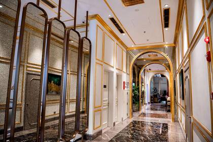 Con un diseño similar al de la recepción, cuenta con detalles en oro y mármol, creando una estética uniforme en los interiores