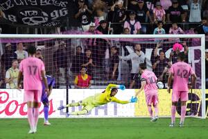 Con un disparo esquinado, Lionel Messi vence a Pedro Gallese y empata provisonalmente la semifinal de Leagues Cup que Inter Miami terminará ganándole a Orlando City por 3 a 1.