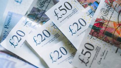 Con un engaño atrás de otro, el hombre logró quitarle 113.000 libras a Rachel.