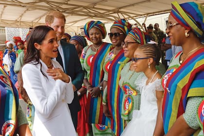 Con un equipo de Altuzarra (blazer modelo Acacia y pantalones Serge), la mujer de Harry causó sensación durante la visita al Cuartel General de Defensa.