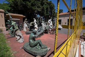 Con un equipo de escultores y restauradores, el MOA se encarga de la restauración, saneamiento, puesta en valor y limpieza de las esculturas, monumentos, placas y bustos porteños dañados por el paso del tiempo, el clima o vandalismo