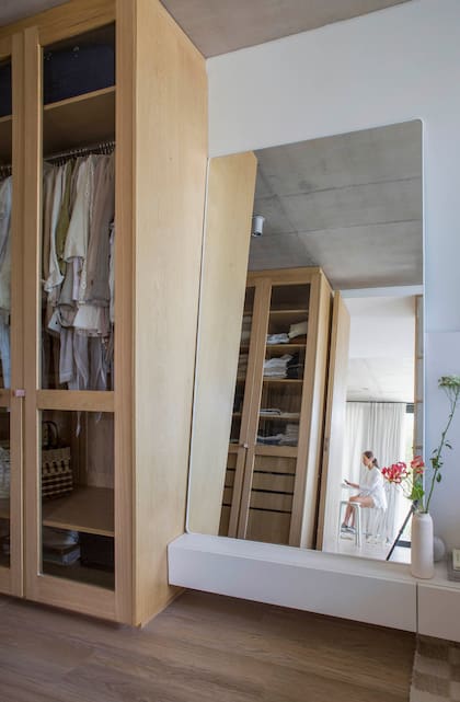 Con un espejo en la terraza y otro en el cuarto, la profundidad del departamento queda evidenciada de punta a punta. En el reflejo, banquetas (Tortuga).