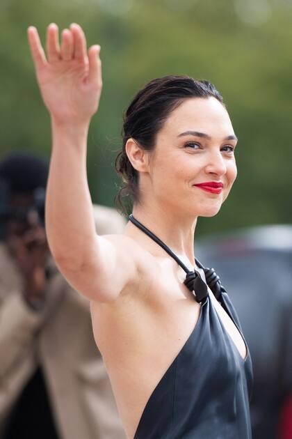 Con un estilo muy natural y los labios en color rojo furioso, la actriz que interpreta a la Mujer Maravilla en la pantalla grande se dejó ver en la capital francesa espléndida. En marzo de este año anunció la llegada Ori, su cuarta hija, fruto de su amor con el empresario Jaron Varsano