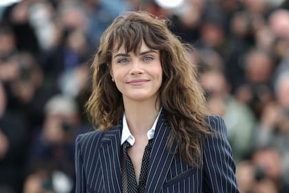 Con un estilo sobrio, casi nada de maquillaje y el cabello más oscuro, Cara Delevingne fue una de las estrellas que acaparó los flashes y las miradas en la cuarta jornada del Festival Internacional de Cannes 2026. Para su aparición matinal, optó por un traje de raya diplomática sobre una camisa con transparencias