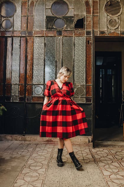 Con un estilo urbano que incluye prendas 100% negras y otras con estampados audaces, Abrakadabra ofrece once talles de faldas, nueve de tops y seis de vestidos.