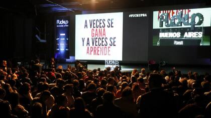 Con un formato estilo TED, las Fuck Up Nights invitan a famosos y no tanto a exponer sus peores errores