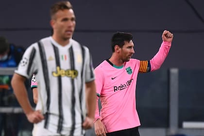 El puño en alto de Messi para festejar el gol de penal, mientras en primer plano aparece Arthur, un compañero hasta hace unos meses