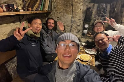 Con un grupo de chinos con los que compartió varios días en Georgia. (Fernando comparte sus aventuras en su blog: (https://elprismadefer.com/)