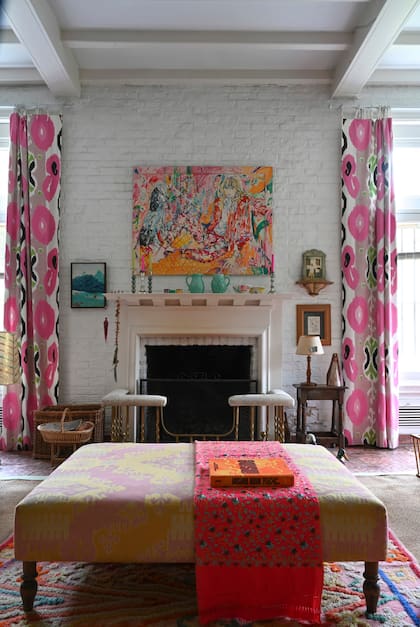 Con un gusto encantadoramente inglés, Ale Sly puso en su casa de Maschwitz cortinas hechas con géneros de Designers Guild.
