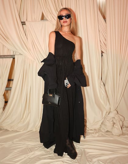 Con un halo de misterio y mucha elegancia posó Brenda Asnicar. La cantante y actriz optó por un vestido negro de escote irregular que acompañó con unos enormes lentes de sol