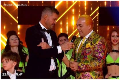 Con un imponente look, Cristian Castro llegó a la pista de Canta Conmigo Ahora (Foto: Captura de video)