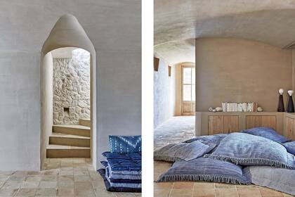 Con un innegable toque medieval y árabe dado por un simple gesto en el cemento, la escalera lleva a los dormitorios y a un estar.