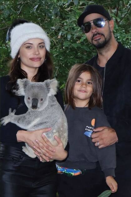 Con un koala en brazos, Eva posa junto a su hijo Cairo, y su marido Eduardo Cruz, en el Santuario de Vida Silvestre de Currumbin.