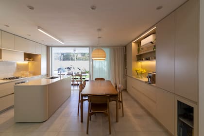 Con un layout generoso, hoy la cocina tiene una gran isla (que esconde lavavajillas, bajo pileta con filtro y módulo de basura) y una pared de guardado completa.