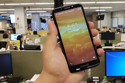 Con un lector de huellas dactilares y una amplia pantalla de 5,3 pulgadas, el Moto E5 Play es el smartphone más destacado entre los modelos con Android 8.1 Go Edition