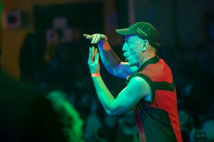 Con un lenguaje de señas propio, los directores organizan las interpretaciones de los músicos