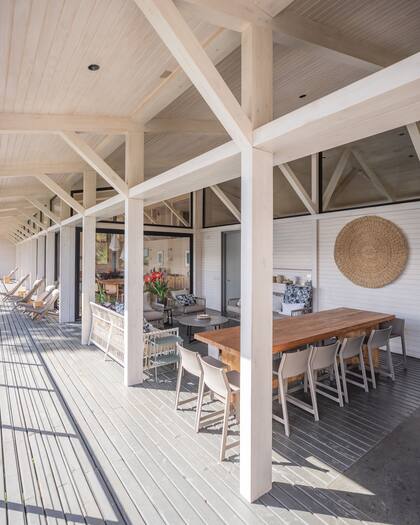 Con un living exterior, pero retirado y resguardado bajo la galería, extendieron la temporada para usarlo.