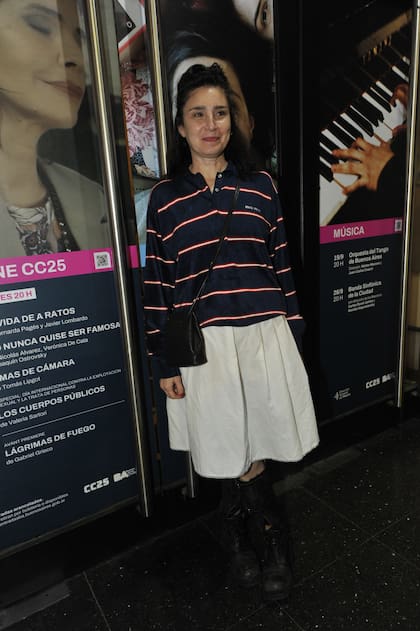 Con un look bien alternativo, Valeria Bertuccelli posó sonriente en el Centro Cultural 25 de Mayo y acompañó a Cantilo en su incursión en el cine