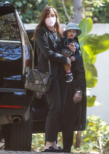Con un look descontracturado, Anne Hathaway también disfrutó de su día al aire libre con un paseo junto a sus hijos en Los Ángeles