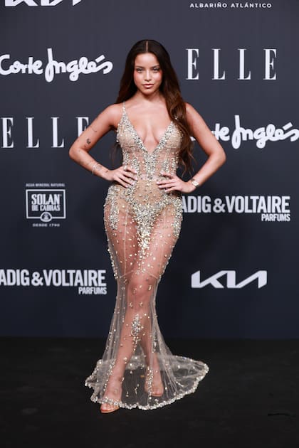 Con un look deslumbrante, Emilia reafirmó su estatus como estrella emergente tanto en la música como en el mundo de la moda