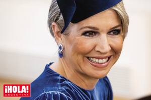 Con un look en terciopelo azul, que incluía un tocado y pendientes de zafiros, conquistó a todos en el país mediterráneo.