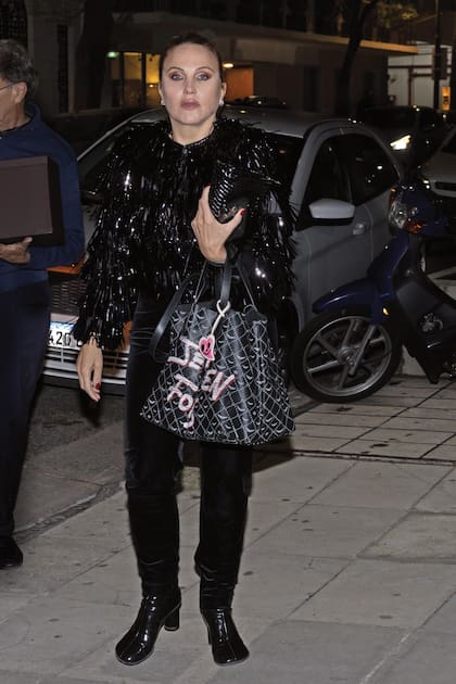 Con un look en total black, Cora llegó sola a
Presidente Bar.