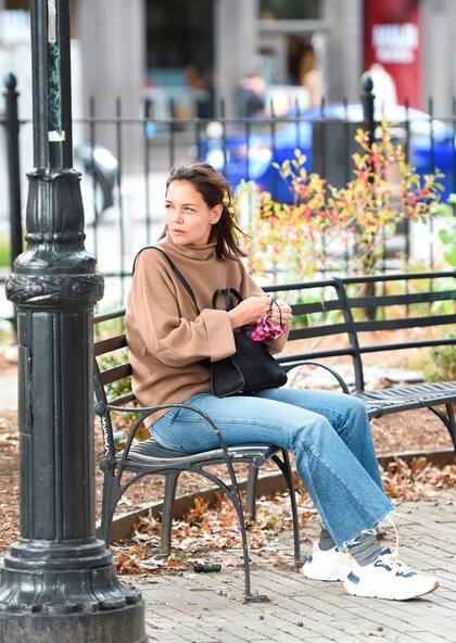 Con un look informal y atenta a las miradas ajenas, Katie Holmes disfrutó estos días de un paseo por las calles de Nueva York