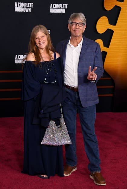 Con un look más informal, Eliza y Eric Roberts también se acercaron al Teatro Dolby para disfrutar de este estreno protagonizado por Timothee Chalamet