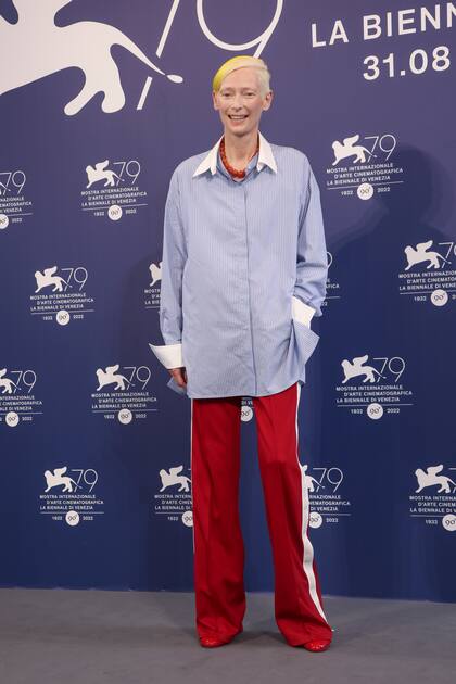 Con un look muy informal, Tilda Swinton sonrió para los fotógrafos