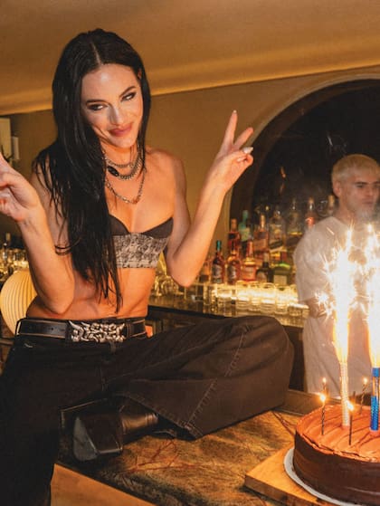 Con un
look muy sensual, Emilia
sopló las velitas en una Double
Chocolate Cake