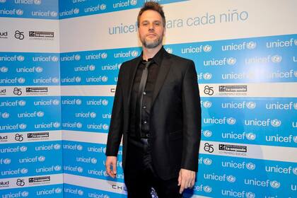 Con un look muy sobrio, Gerónimo Rauch también fue parte del evento de Unicef