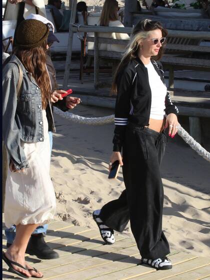 Con un look relajado, Lucía Celasco llegó a la cita con sus amigas