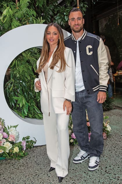 Con un look sastrero de Joti Harriague, Caro Calvagni posa con su marido,
Nicolás Tagliafico, vestido con una campera estilo college de Céline Paris.
Se conocieron en 2014 a través de Facebook y desde entonces se volvieron
inseparables. En enero de 2023 dieron el “sí, quiero”, apenas unos días
después que el seleccionado argentino se consagrara campeón del mundo.