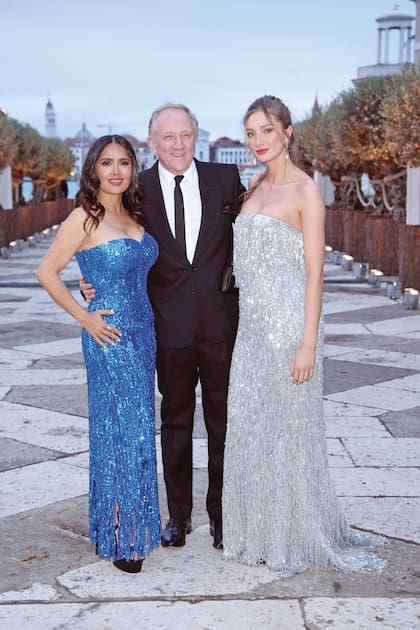 Con un look similar al de Tilde, Salma Hayek apostó por los brillos con un vestido de paillettes del mismo diseñador.