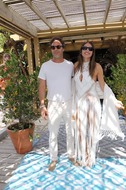 Con un look total white, la anfitriona posó junto a su pareja, Martín Pepa. Mientras ella deslumbró con un modelo boho chic con flecos, el polista acompañó con una remera y un pantalón al tono