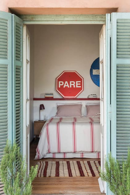 Con un lote de quince puertas-ventana comprado en un remate de demolición, se les dio a todos los ambientes su salida al exterior.