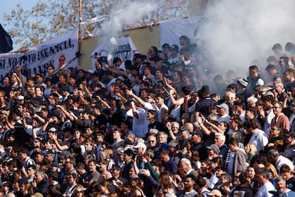 Con un marco imponente, CASI se impuso como local en una jornada perfecta: ganó el clásico y quedó primero en la tabla.