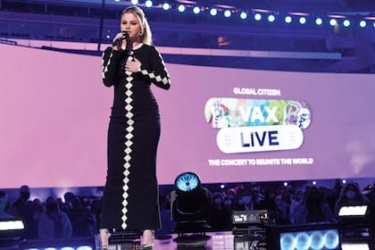 Con un modelo de Victor Glemaud, Selena
Gómez se lució como conductora del show