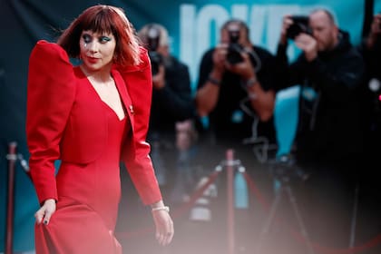 Con un modelo que llamaba la atención por sus mangas voluminosas, Lady Gaga caminó por las afueras del cine Cineworld Leicester Square, provocando un gran revuelo entre sus fanáticos que gritaban su nombre