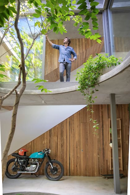 Con un motor de portón corredizo, un techo móvil vidriado en la cubierta del último piso se abre o se cierra a control remoto para regular la temperatura de forma natural.