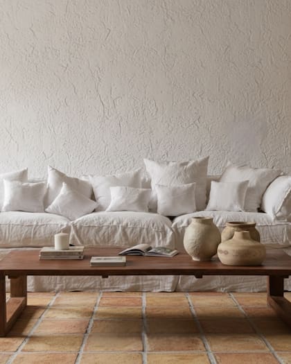 Con un nombre que auspicia comodidad, Paula describe al sofá "Nube" de Wood Market como "sensible y orgánico".